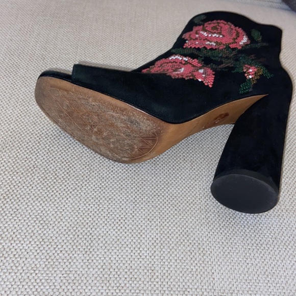 Stunning Donald Pliner suede boots with embroidered flowers - Picture 4 of 5